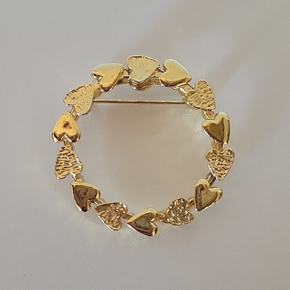 Vintage Gerry's Gold Tone Heart Wreath Open Circle Brooch Pin